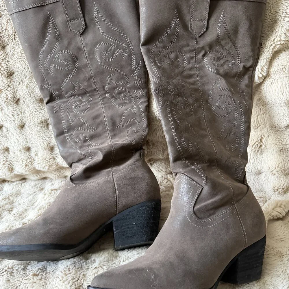 NWOT Vegan Leather Western Women's Calf Height Boots Gray White Stitch size 9 - Picture 2 of 8